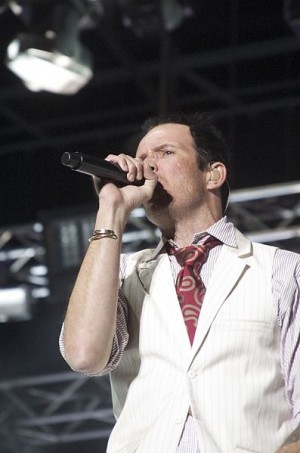 Scott Weiland performing with Stone Temple Pilots.