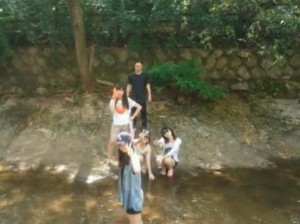 One day, Youhyun Lee, EGHS students, and her friends went to a mountain stream with their teacher and enjoyed that time. After playing with water guns, the five relaxed by the stream.