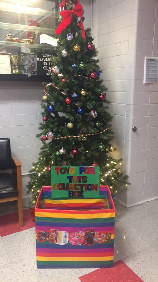 To get into the holiday spirit, a Christmas tree was displayed behind a ‘Toys for Tots’ collection box in the Hamilton Lobby for students to drop off their toy donations.
