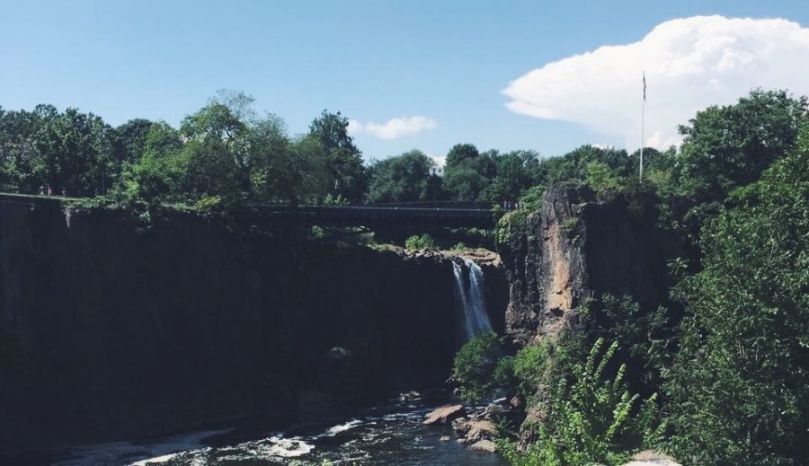 The castle is just minutes away from The Paterson Falls, a priceless view. 