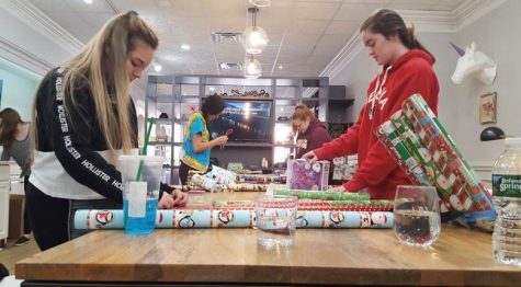 Chamber of Commerce hosts holiday gift wrapping event